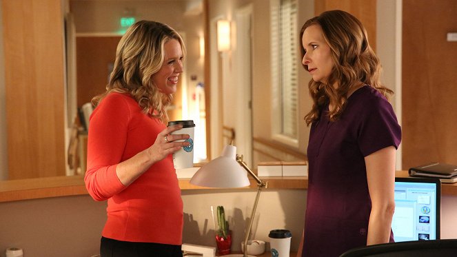 Playing House - Season 3 - Paging Doctor Yes Please - Photos - Jessica St. Clair, Lennon Parham