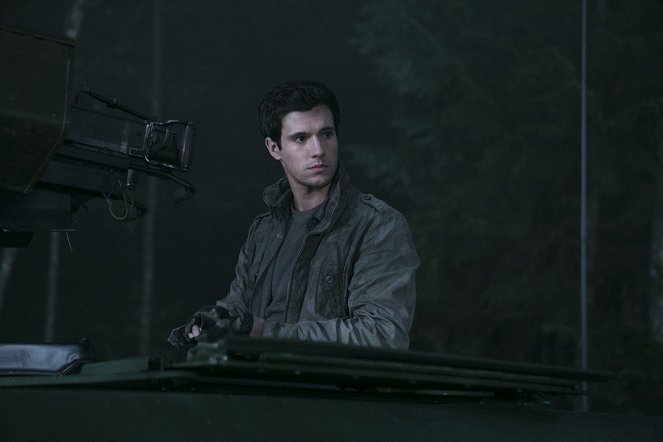 Falling Skies - Collateral Damage - Photos - Drew Roy