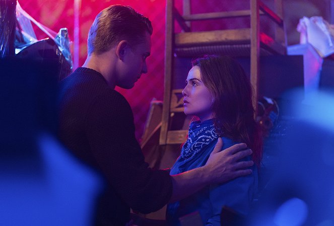 Tell Me a Story - Season 1 - Chapter 4: Rage - Photos - Billy Magnussen, Danielle Campbell