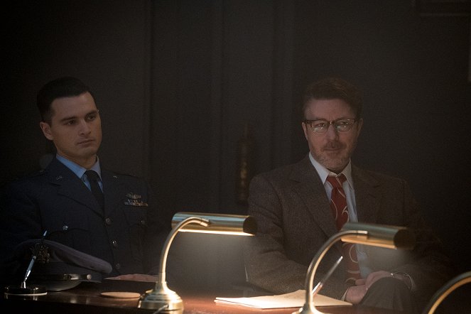 Project Blue Book - The Lubbock Lights - Van film - Michael Malarkey, Aidan Gillen