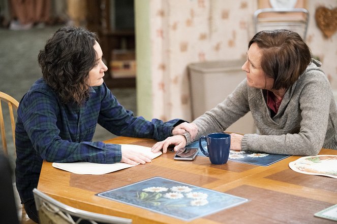 The Conners - Season 1 - We Continue to Truck - Photos - Sara Gilbert, Laurie Metcalf