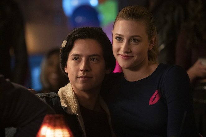 Riverdale - Chapter Forty-Five: The Stranger - Photos - Cole Sprouse, Lili Reinhart