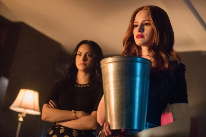 Riverdale - Chapter Forty-Three: Outbreak - Photos - Camila Mendes, Madelaine Petsch