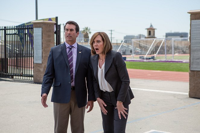 A Happening of Monumental Proportions - Z filmu - Rob Riggle, Allison Janney