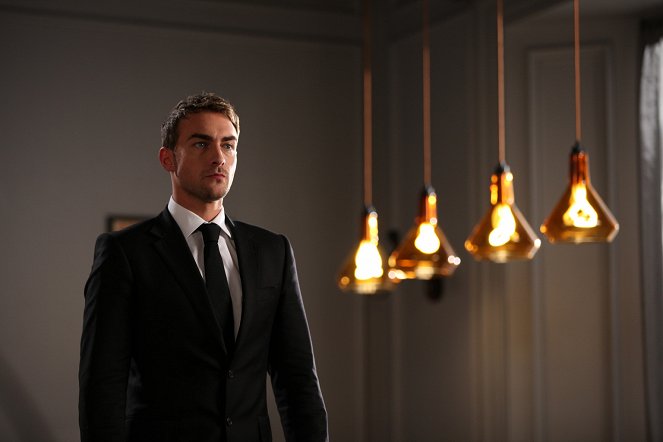 The Royals - The Serpent That Did Sting Thy Father's Life - Z filmu - Tom Austen