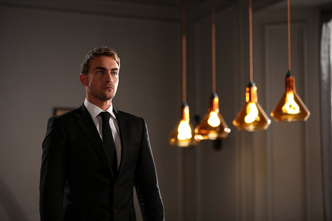 The Royals - Le Serpent dont la morsure tua ton père - Film - Tom Austen