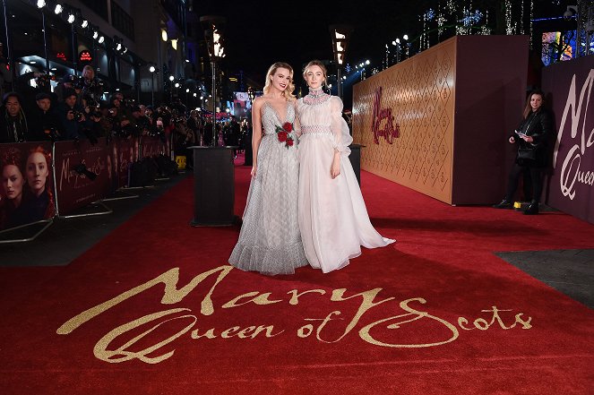 Kaksi kuningatarta - Tapahtumista - European Premiere of Mary Queen of Scots at Cineworld Leicester Square on December 10, 2018 in London, England - Margot Robbie, Saoirse Ronan