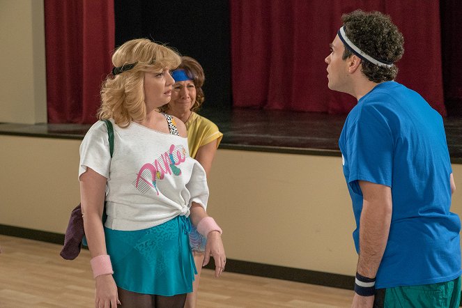 The Goldbergs - Flashy Little Flashdancer - Photos - Wendi McLendon-Covey, Mindy Sterling, Troy Gentile
