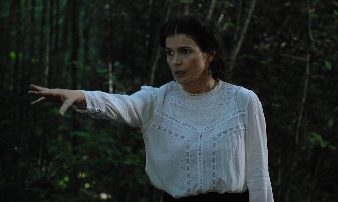 Witches of East End - Today I Am a Witch - Filmfotók - Julia Ormond