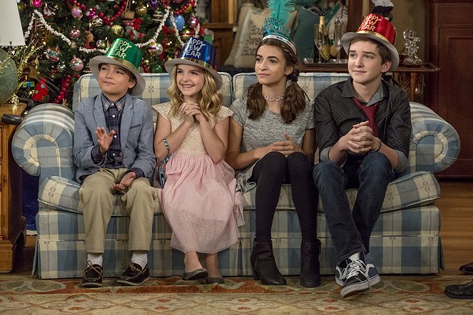 Fuller House - Happy New Year Baby - Photos - Elias Harger, Mckenna Grace, Soni Bringas, Michael Campion