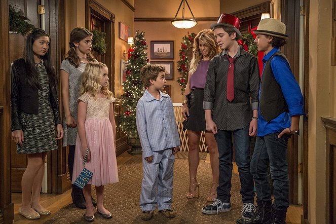 Fuller House - Happy New Year Baby - Photos - Ashley Liao, Soni Bringas, Mckenna Grace, Elias Harger, Candace Cameron Bure, Michael Campion, Isaak Presley