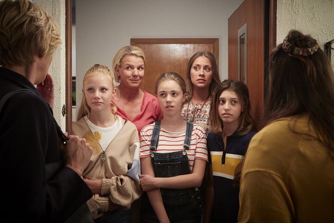 Beste Schwestern - Season 2 - Pyjama-Party - Z filmu - Mirja Boes, Laurena Marisol Lehrich, Sina Tkotsch