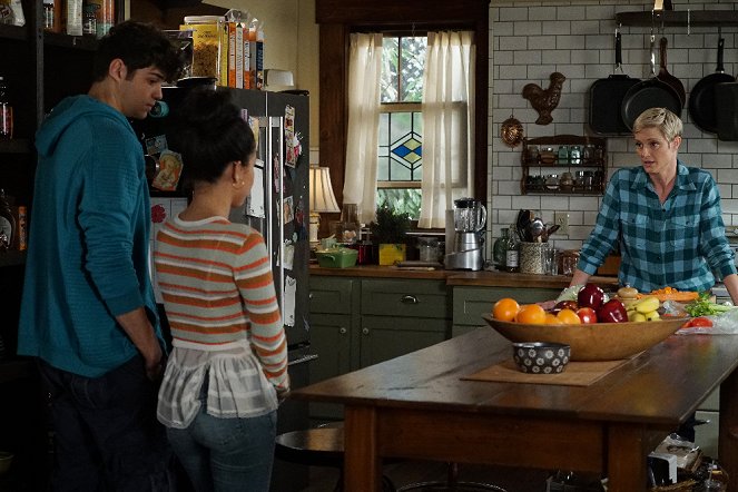 The Fosters - Justify - Photos - Noah Centineo, Teri Polo