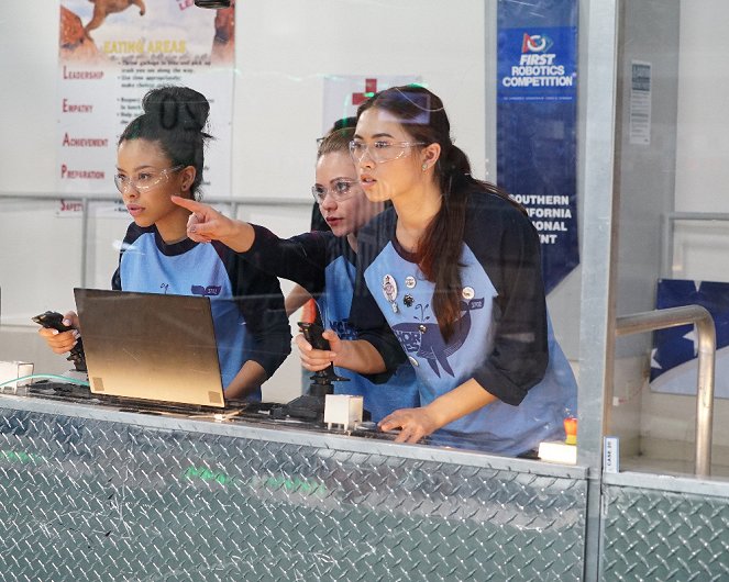 The Fosters - Season 4 - Girl Code - Photos - Cierra Ramirez, Amanda Leighton, Arden Belle