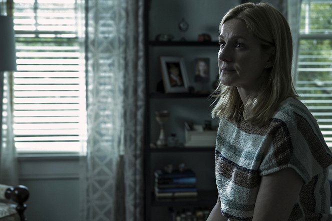 Ozark - Season 1 - Sugarwood - Photos - Laura Linney