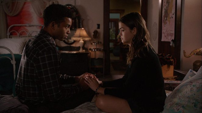 The Fosters - Cruel and Unusual - Photos - Tom Williamson, Maia Mitchell