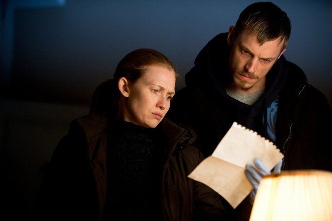 The Killing - Season 2 - Ogi Jun - Photos - Mireille Enos, Joel Kinnaman