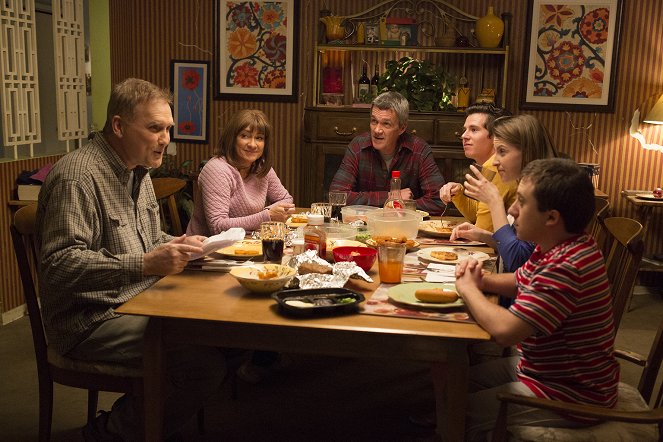 The Middle - Guess Who's Coming to Frozen Dinner - Photos - Norm MacDonald, Patricia Heaton, Neil Flynn, Charlie McDermott, Eden Sher, Atticus Shaffer