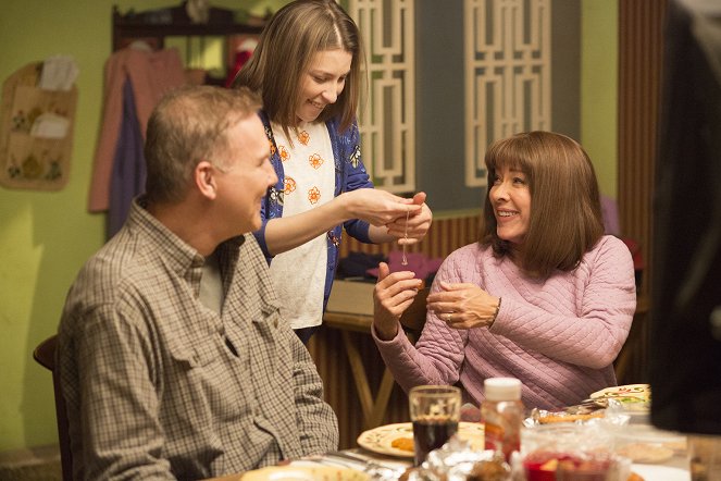 The Middle - Guess Who's Coming to Frozen Dinner - Photos - Norm MacDonald, Eden Sher, Patricia Heaton
