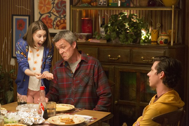 The Middle - Season 9 - Guess Who's Coming to Frozen Dinner - Photos - Eden Sher, Neil Flynn, Charlie McDermott