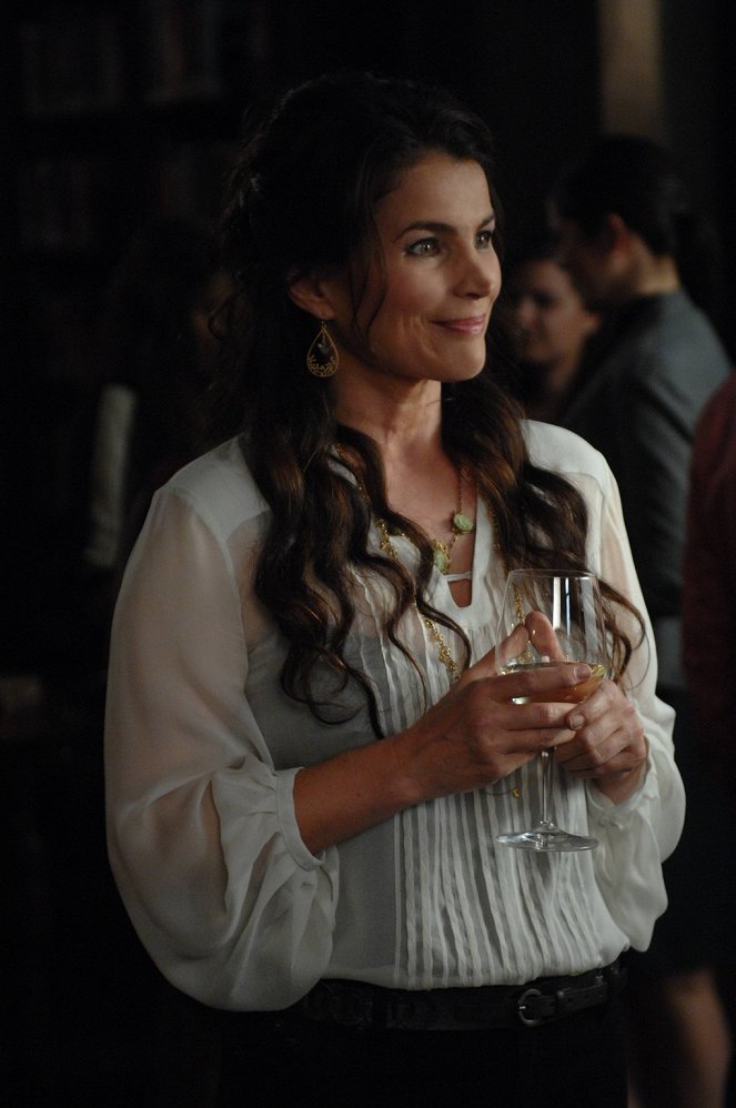 Witches of East End - Unburied - Photos - Julia Ormond