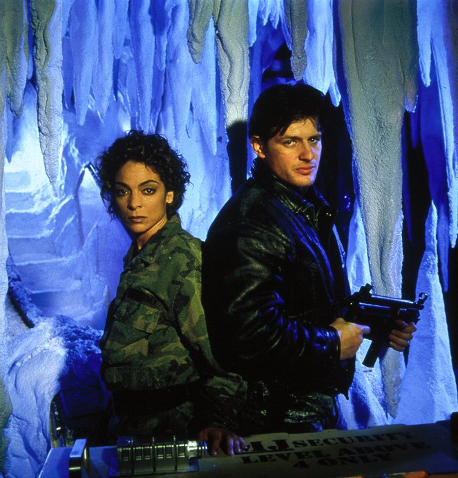 Outer Limits - Die unbekannte Dimension - Die Kälte aus dem All - Werbefoto - Jasmine Guy, Costas Mandylor