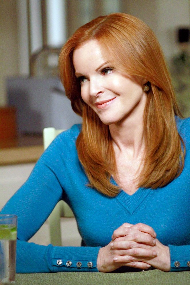 Desperate Housewives - Finishing the Hat - Photos - Marcia Cross