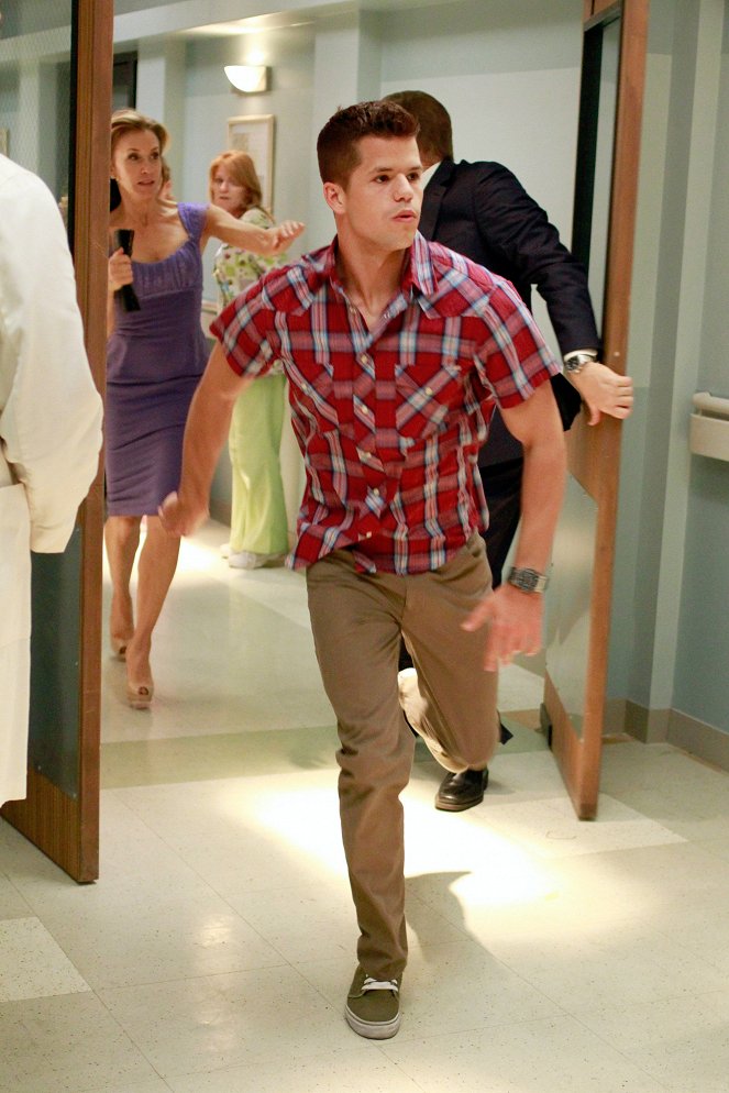 Desperate Housewives - Finishing the Hat - Photos - Felicity Huffman, Charlie Carver