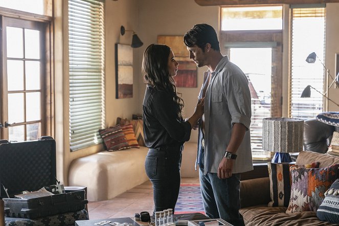 Roswell, New Mexico - Tearin' Up My Heart - Photos - Jeanine Mason, Nathan Parsons