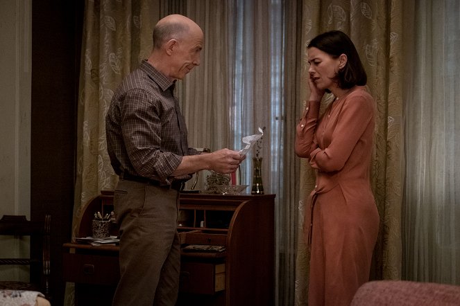 Counterpart - In from the Cold - Filmfotos - J.K. Simmons, Olivia Williams