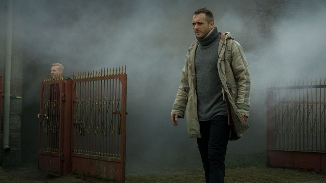 Kruk - Szepty słychać po zmroku - Episode 6 - De la película - Michal Zurawski