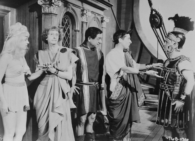 Cuidado con Cleopatra - De la película - Julie Stevens, Sidney James, Kenneth Connor, Kenneth Williams