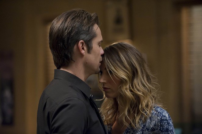 Justified - Full Commitment - Photos - Timothy Olyphant, Natalie Zea