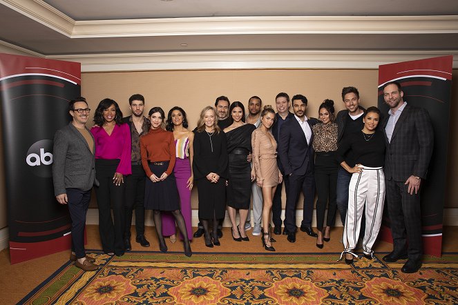 Grand Hotel - Evenementen - The cast and executive producers of ABC’s “Grand Hotel” addressed the press at the 2019 TCA Winter Press Tour, at The Langham Huntington, in Pasadena, California - Wendy Raquel Robinson, Bryan Craig, Denyse Tontz, Justina Adorno, Demián Bichir, Roselyn Sanchez, Chris Warren Jr., Anne Winters, Shalim Ortiz, Feliz Ramirez, Lincoln Younes