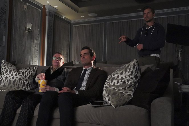 Modern Family - Season 10 - We Need to Talk About Lily - Van de set - Nathan Lane, Ty Burrell