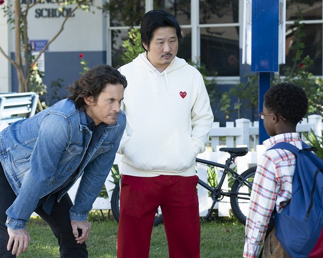 Splitting Up Together - Season 2 - Baby's First Job Interview - Photos - Oliver Hudson, Bobby Lee