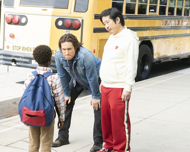 Splitting Up Together - Season 2 - Baby's First Job Interview - Photos - Oliver Hudson, Bobby Lee