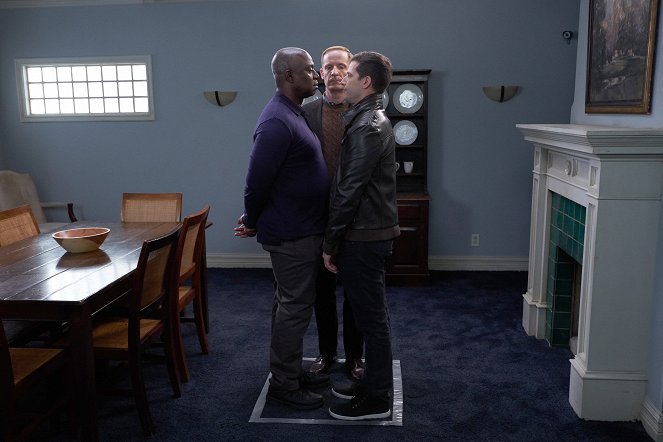 Brooklyn Nine-Nine - Season 5 - Safe House - Photos - Andre Braugher, Andy Samberg
