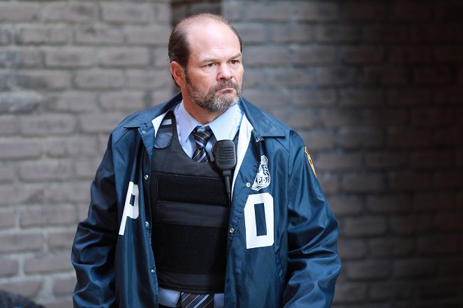 Brooklyn Nine-Nine - The Negotiation - Van film - Chris Bauer