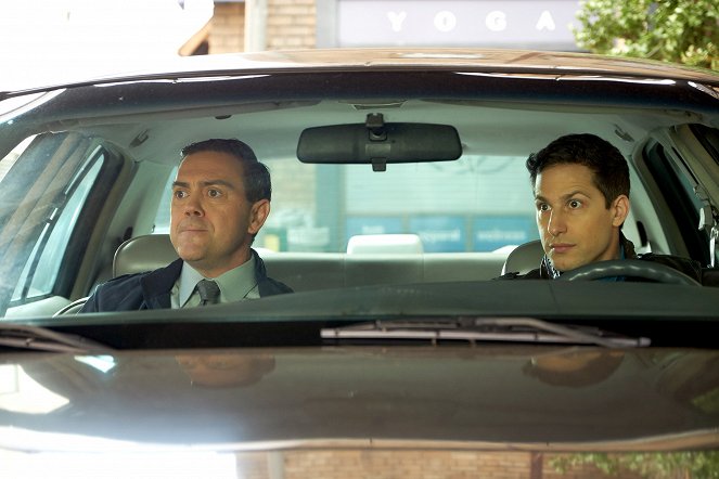 Brooklyn Nine-Nine - Gray Star Mutual - Van film - Joe Lo Truglio, Andy Samberg