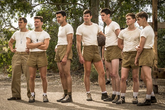 Catch-22 - Episode 2 - Van film - Rafi Gavron, Jon Rudnitsky, Christopher Abbott, Austin Stowell, Pico Alexander, Graham Patrick Martin, Gerran Howell