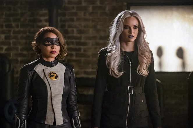 The Flash - Cause and XS - Photos - Jessica Parker Kennedy, Danielle Panabaker