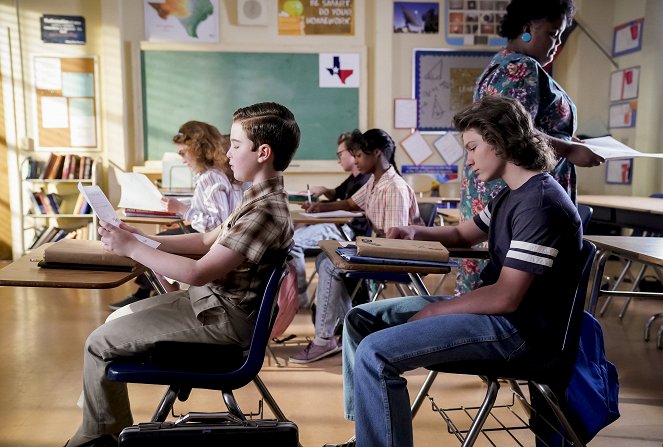 Young Sheldon - A Math Emergency and Perky Palms - Van film - Iain Armitage, Montana Jordan