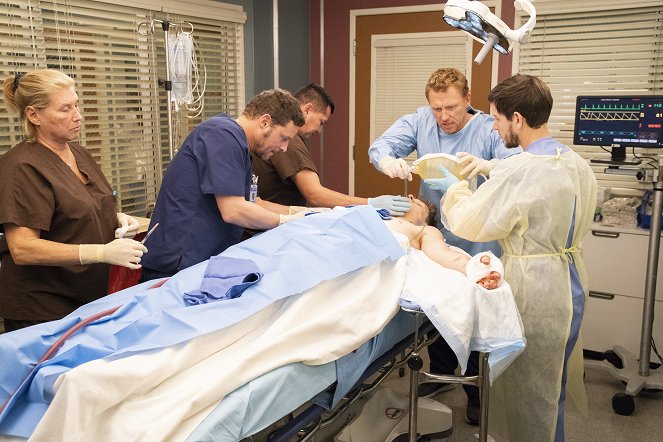Chirurdzy - Spacer po linie - Z filmu - Justin Chambers, Kevin McKidd, Alex Blue Davis