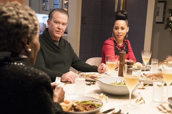 How to Get Away with Murder - Season 5 - Where Are Your Parents? - Photos - Timothy Hutton, Amirah Vann