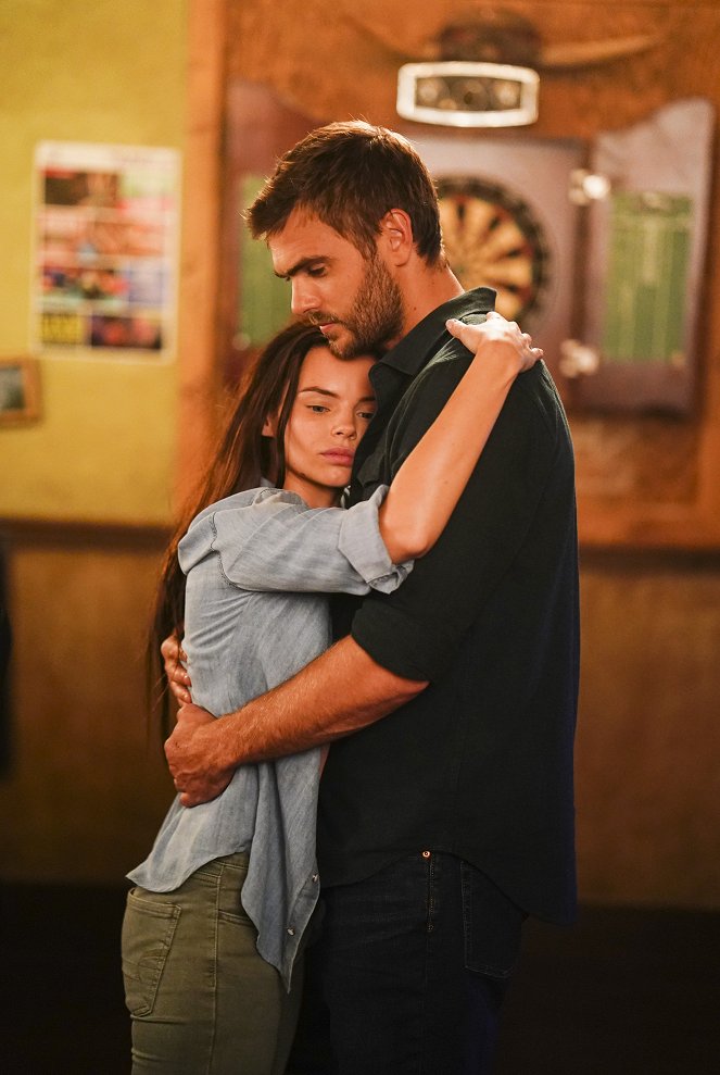 Siren - Oil and Water - Photos - Eline Powell, Alex Roe