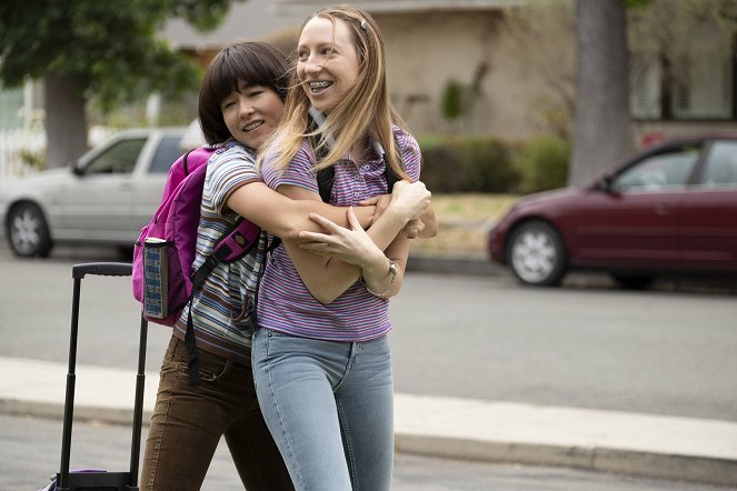 PEN15 - Season 1 - Ojichan - Z filmu - Maya Erskine, Anna Konkle