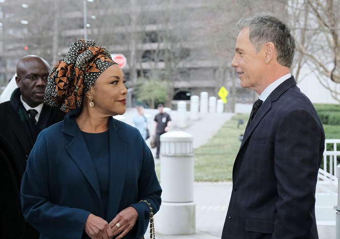 The Resident - Queens - Photos - Lynn Whitfield, Bruce Greenwood