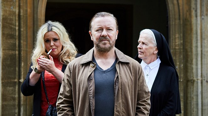 After Life - Promokuvat - Roisin Conaty, Ricky Gervais