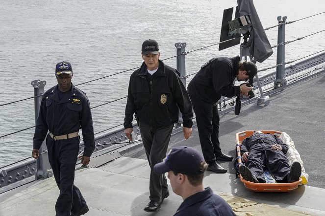 NCIS: Naval Criminal Investigative Service - Season 16 - Crossing the Line - Photos - Sean Patrick Thomas, Mark Harmon